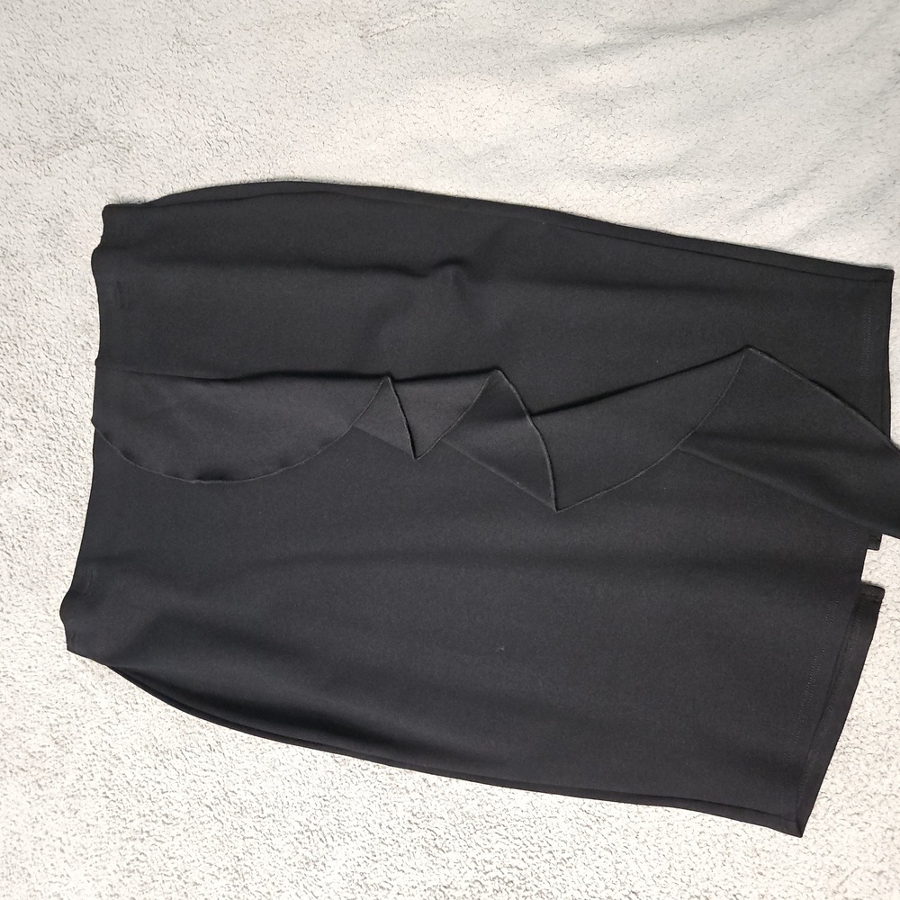 NWOT Venus Blk Ruffle Skirt Sz. L